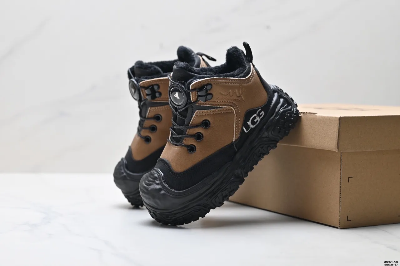 UGG Beige Noir Semelle Chunky Fermeture Toggle et Lacets Bottes de Neige 4