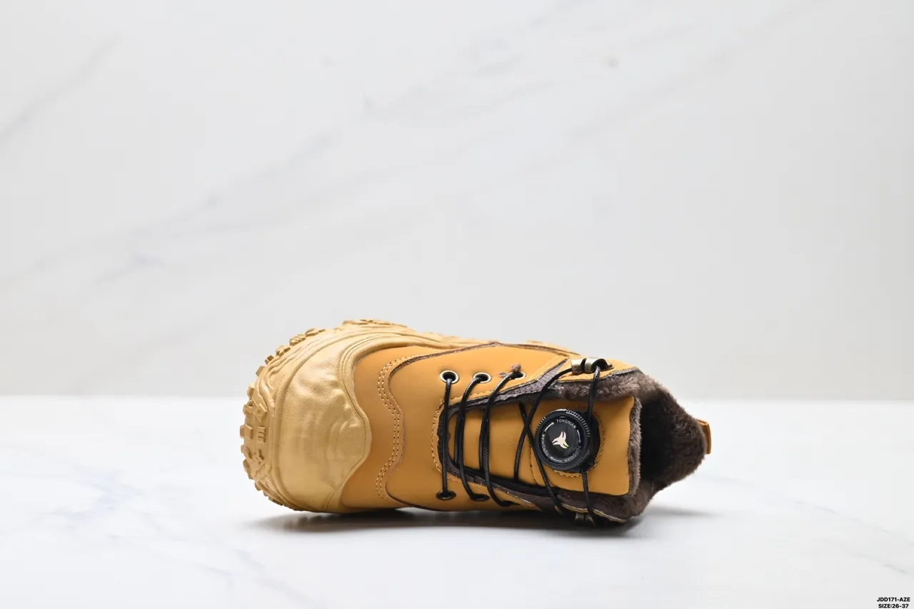 UGG Beige Noir Semelle Chunky Fermeture Toggle et Lacets Bottes de Neige 15