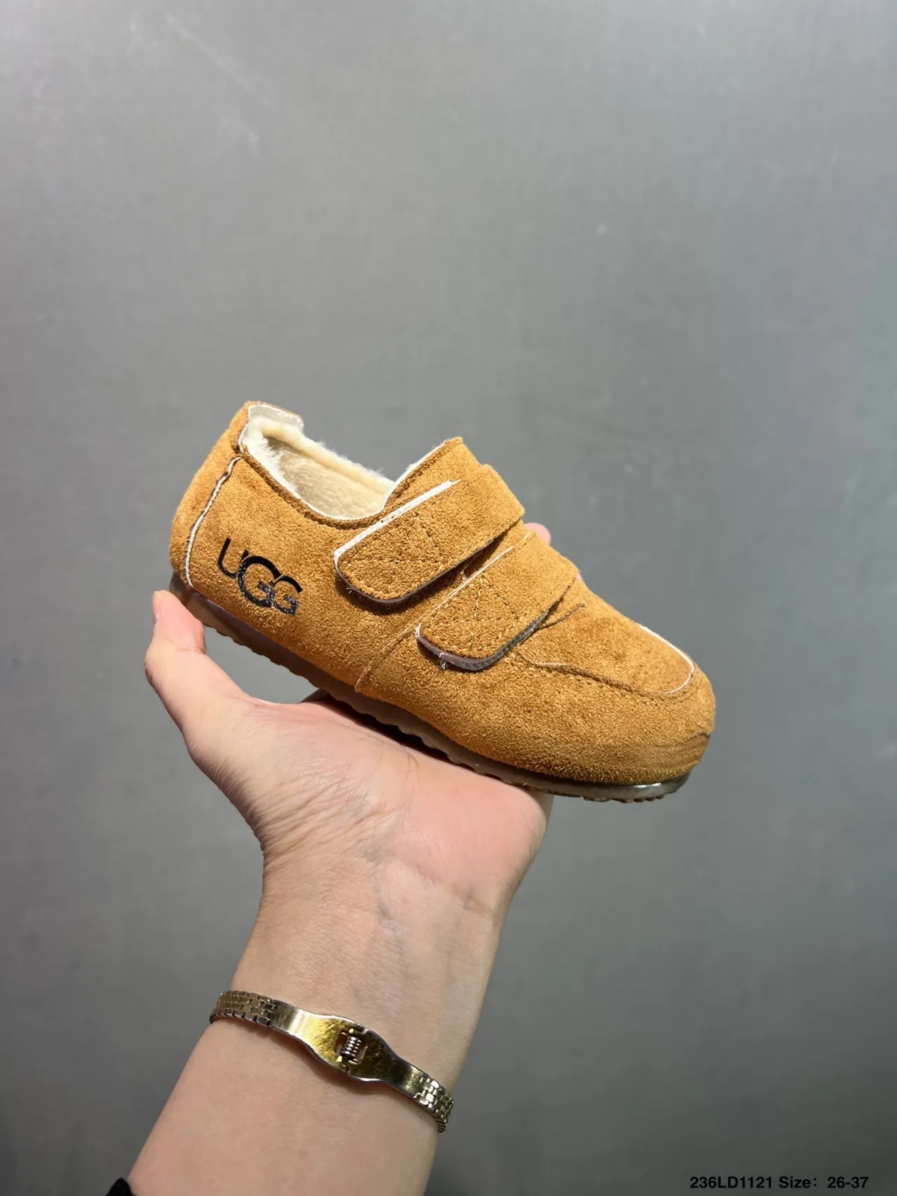 UGG Sapatos casuais bege marrom suede superior com alças velcro duplas 3