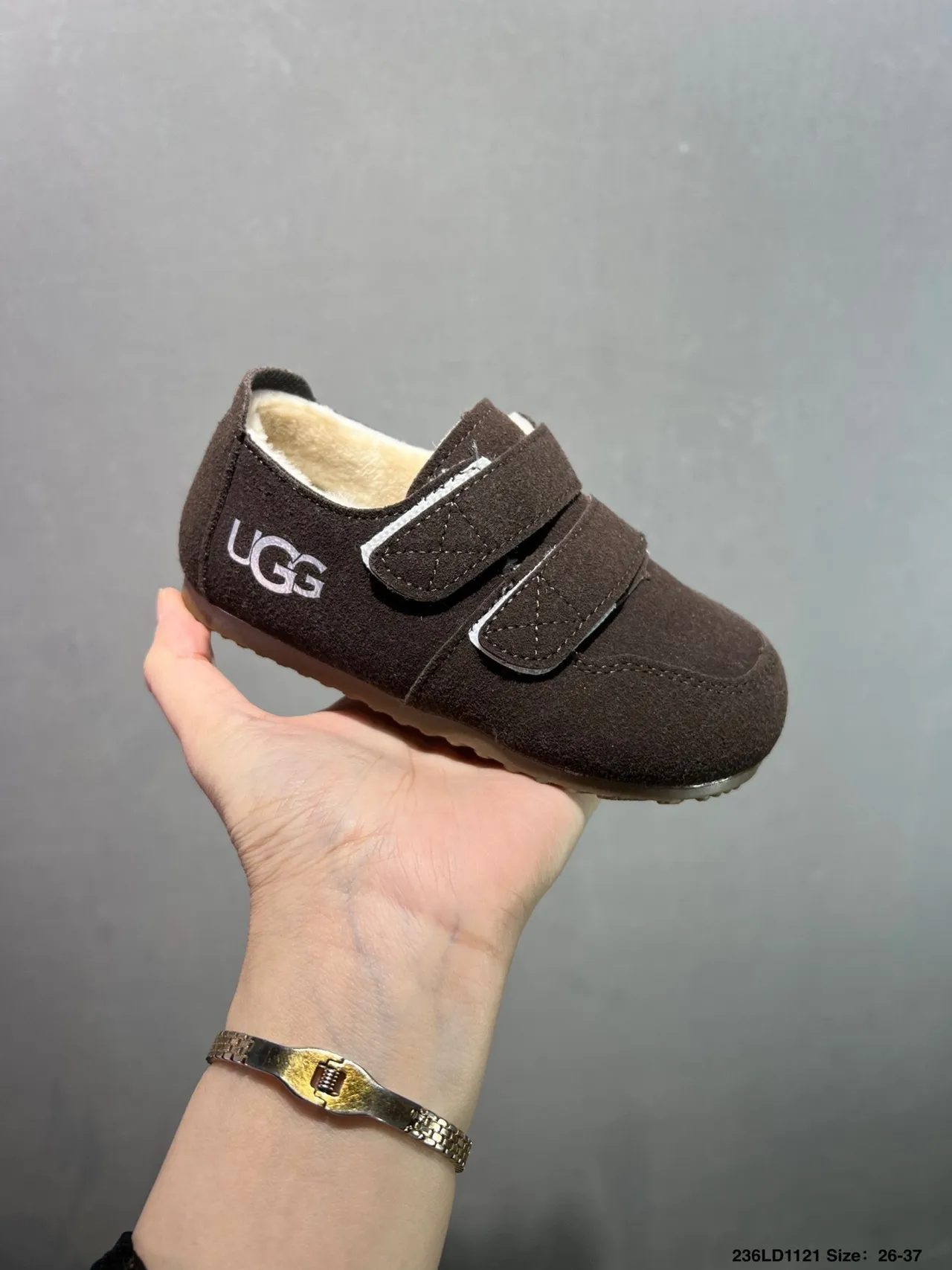 UGG Sapatos casuais bege marrom suede superior com alças velcro duplas 4
