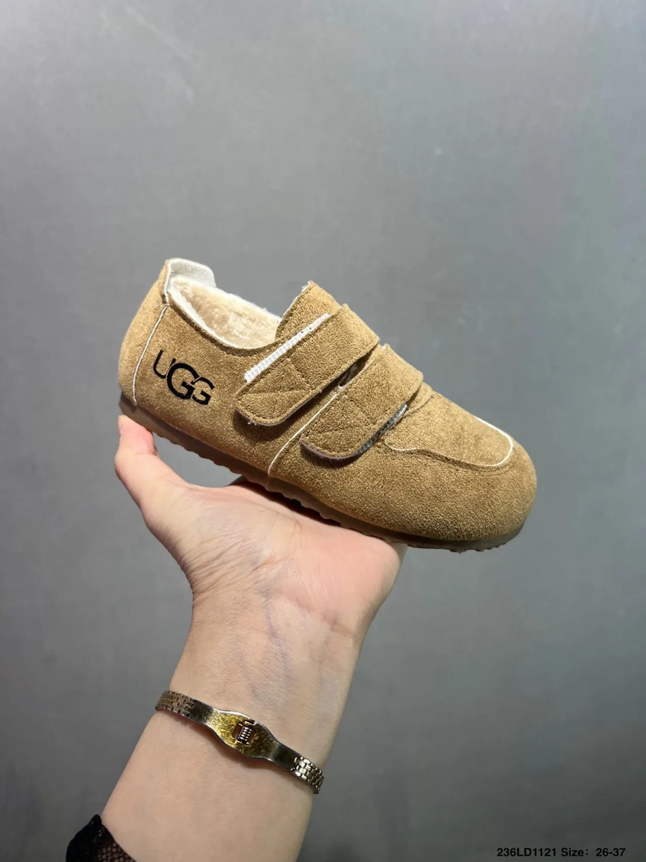 UGG Sapatos casuais bege marrom suede superior com alças velcro duplas 5