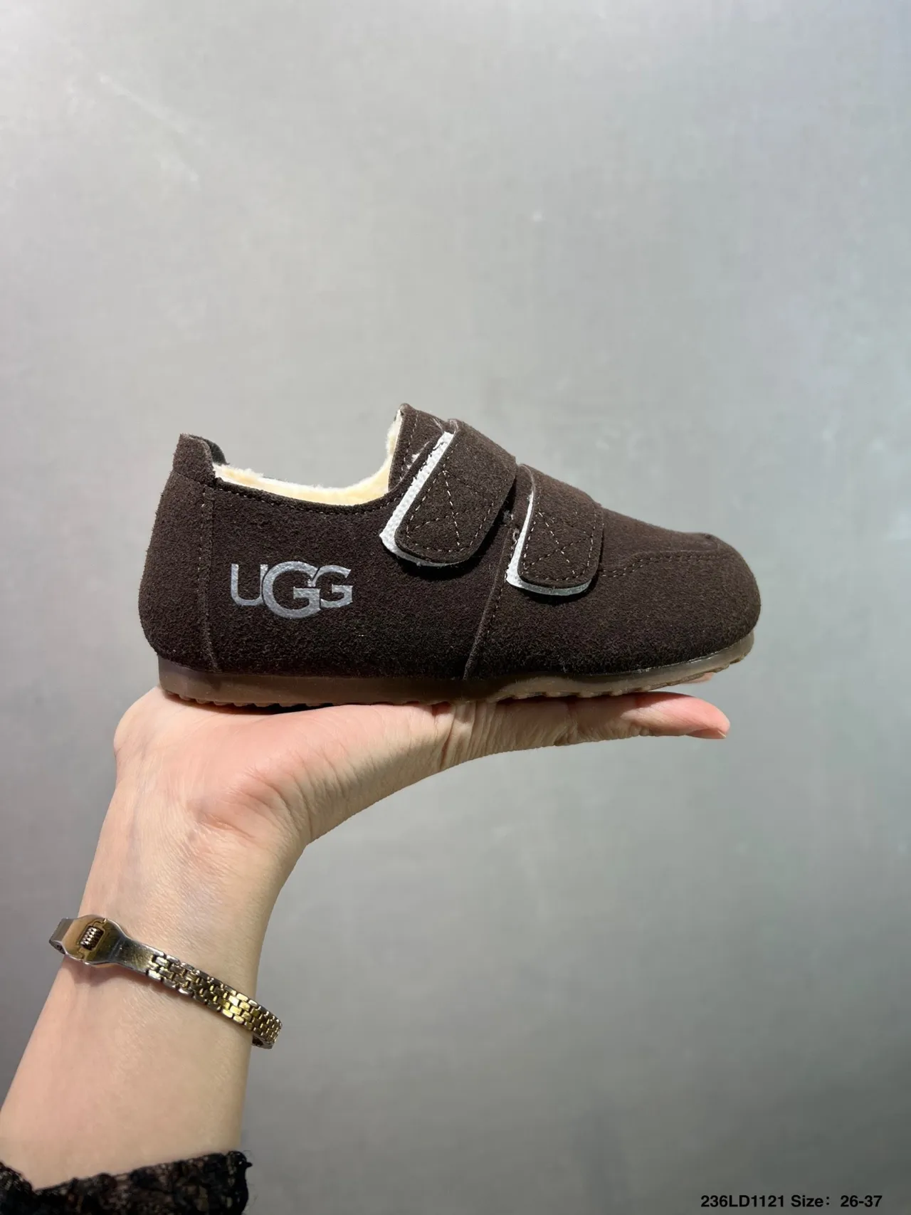 UGG Sapatos casuais bege marrom suede superior com alças velcro duplas 6