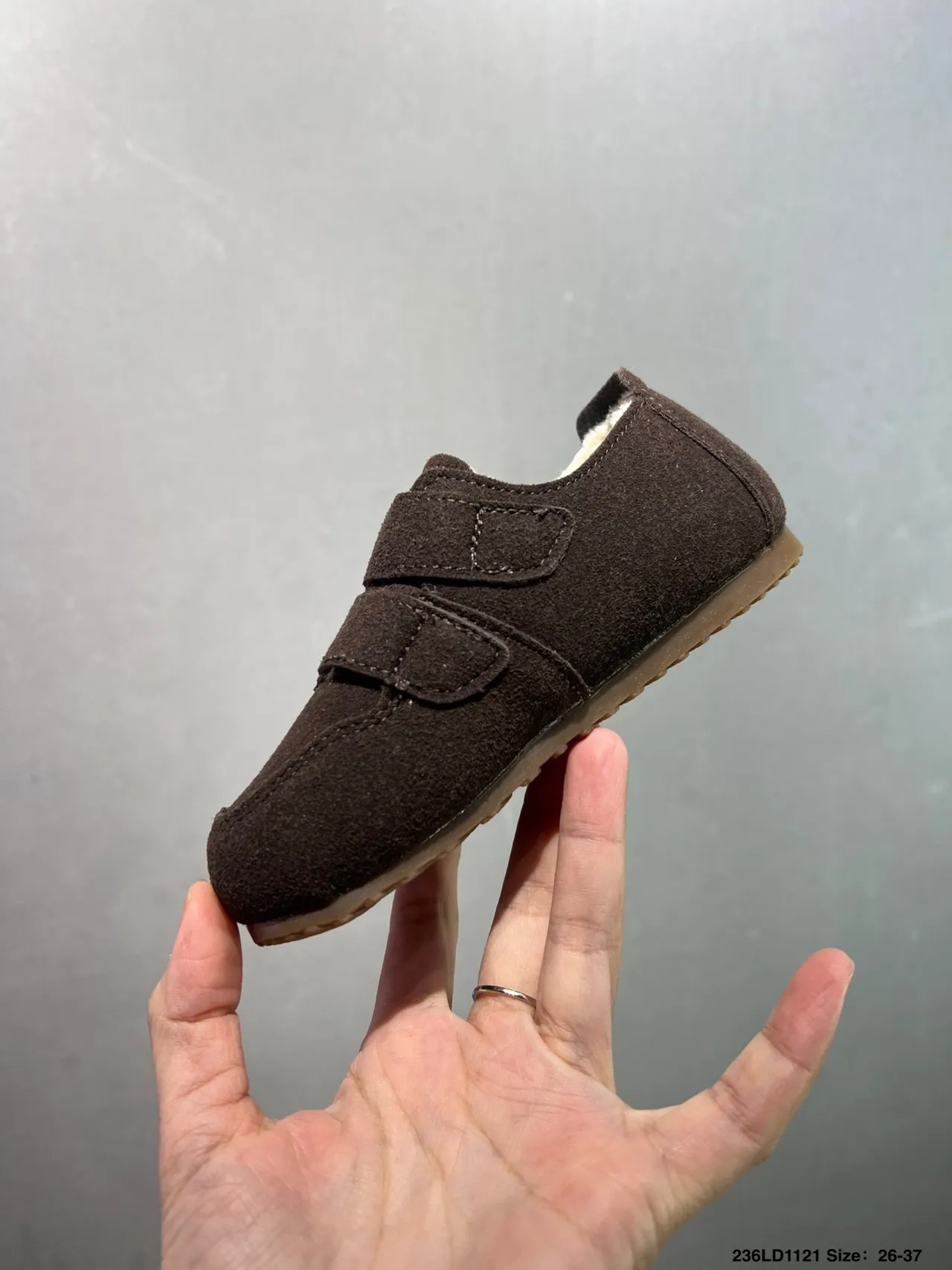 UGG Sapatos casuais bege marrom suede superior com alças velcro duplas 9