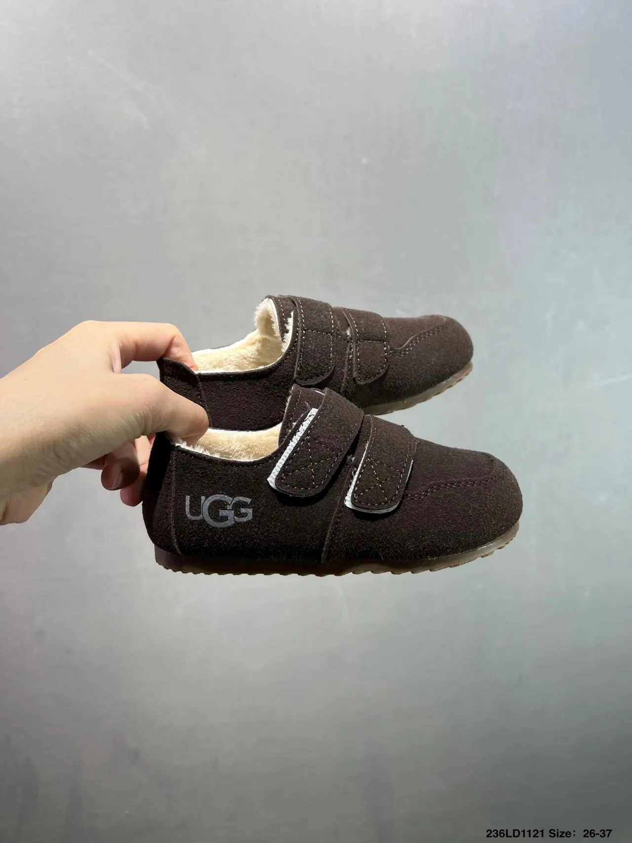 UGG Sapatos casuais bege marrom suede superior com alças velcro duplas 10