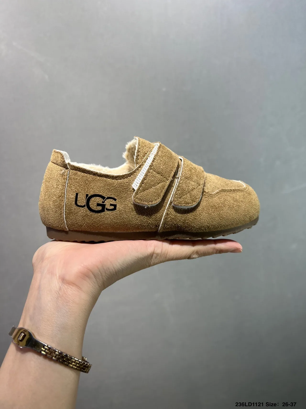 UGG Sapatos casuais bege marrom suede superior com alças velcro duplas 12