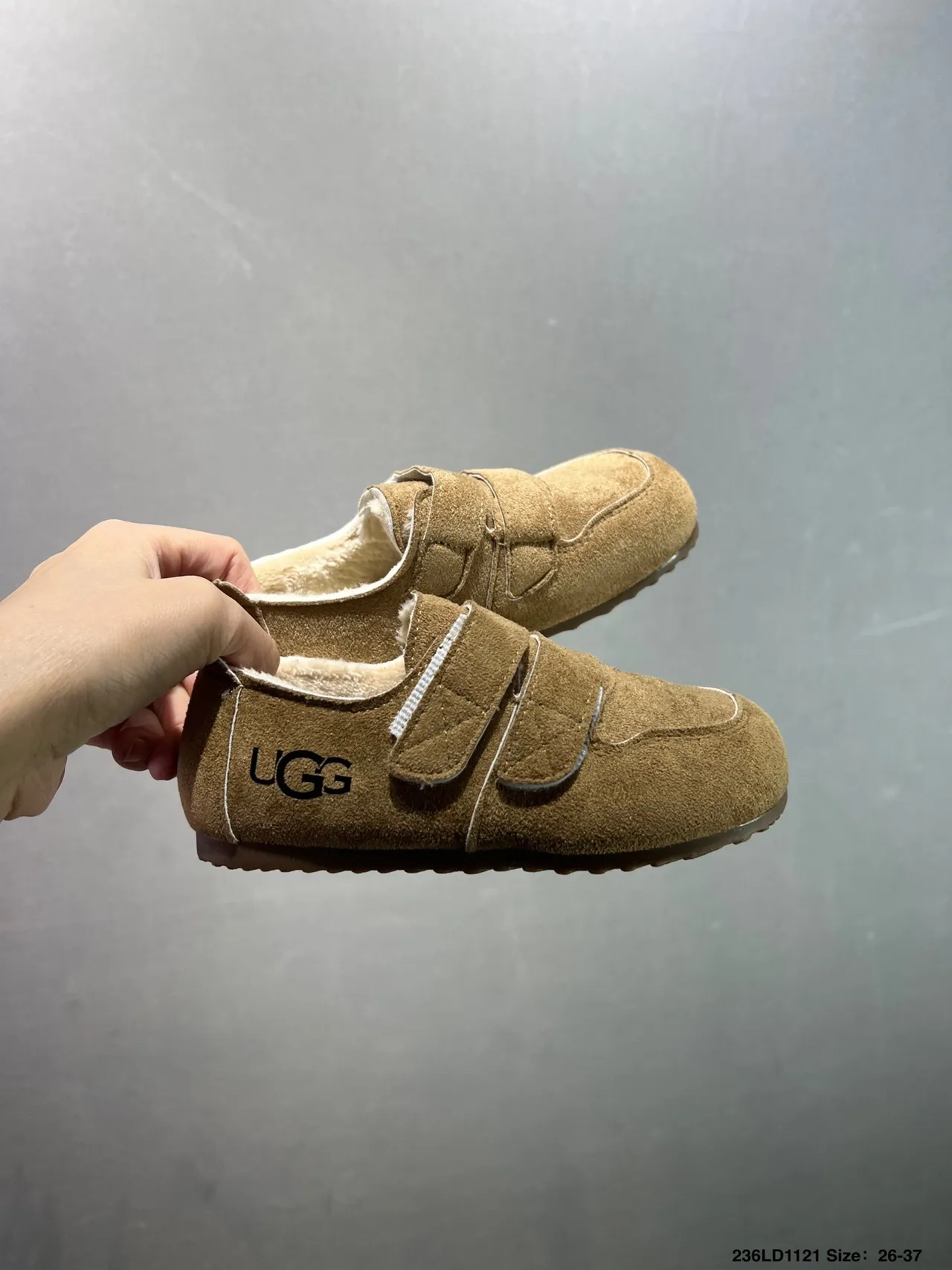 UGG Sapatos casuais bege marrom suede superior com alças velcro duplas 13