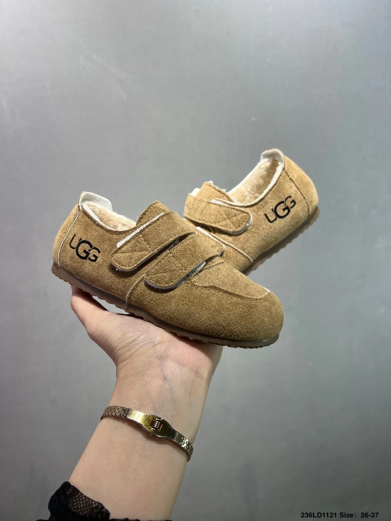 UGG Sapatos casuais bege marrom suede superior com alças velcro duplas 15