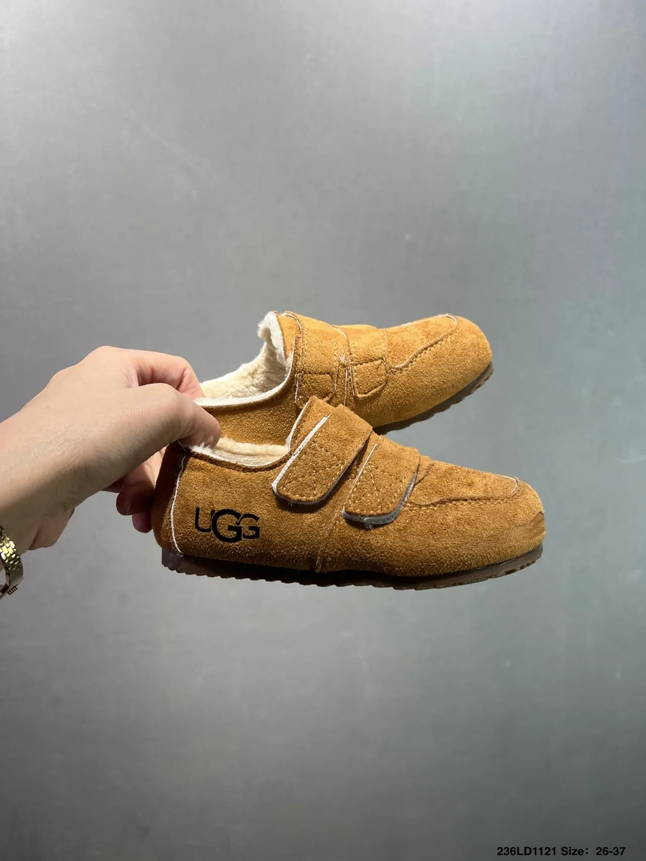 UGG Sapatos casuais bege marrom suede superior com alças velcro duplas 18