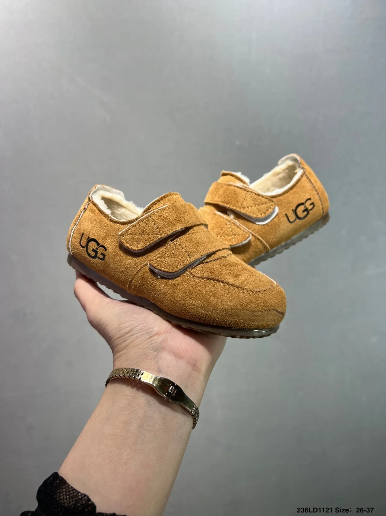 UGG Sapatos casuais bege marrom suede superior com alças velcro duplas 19