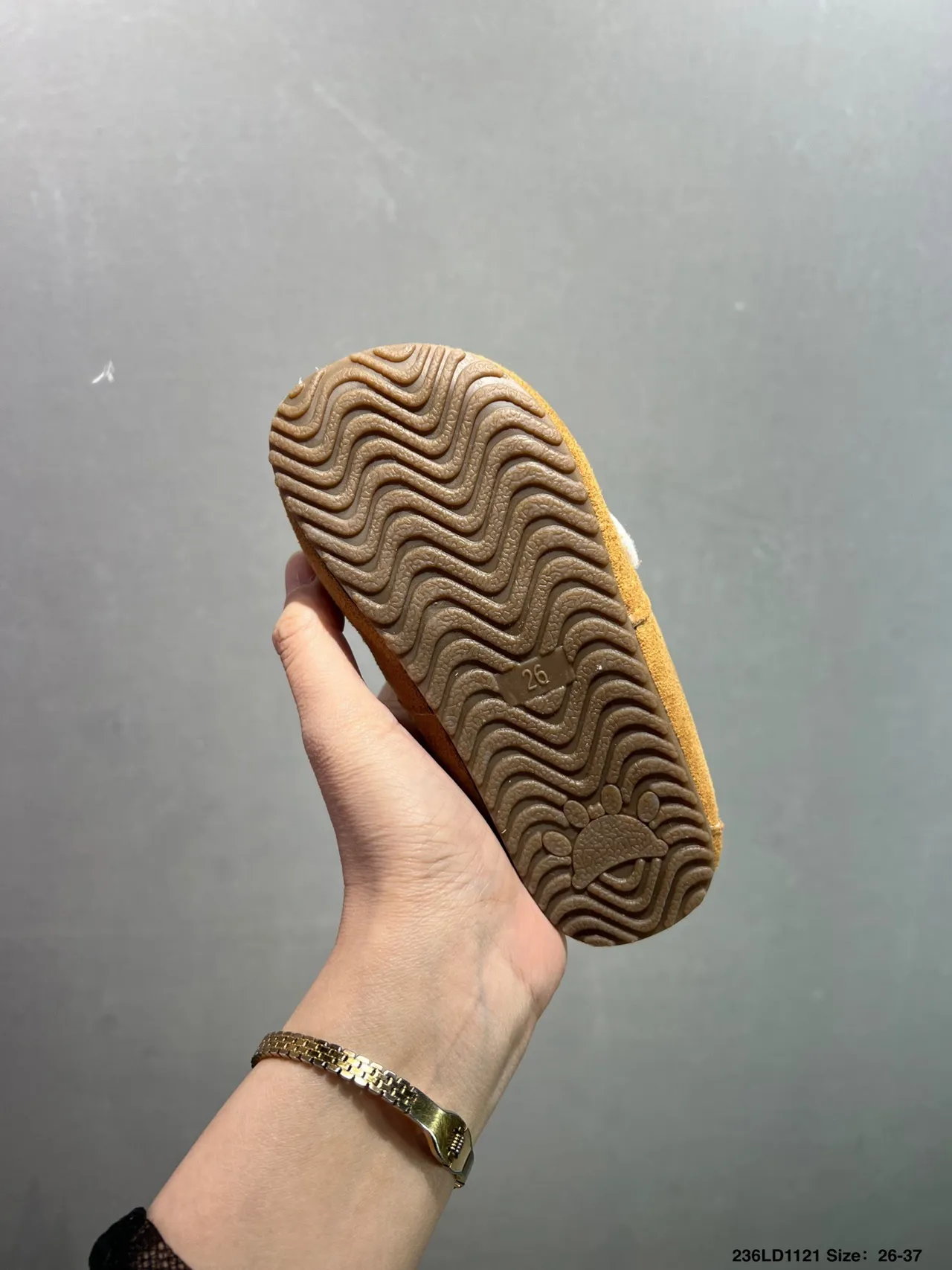 UGG Sapatos casuais bege marrom suede superior com alças velcro duplas 20
