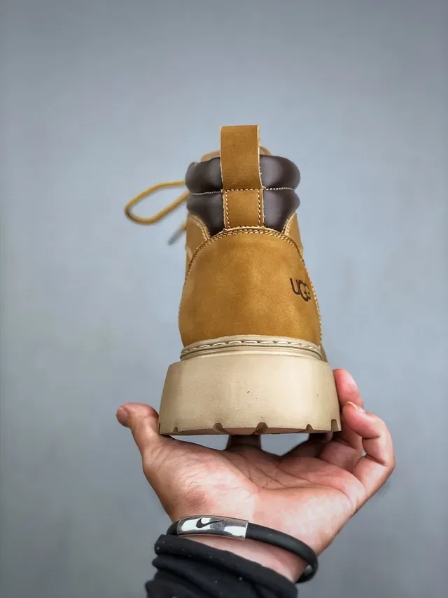 UGG बेज ब्राउन सूड उपर पैडेड कॉलर वर्क बूट 4