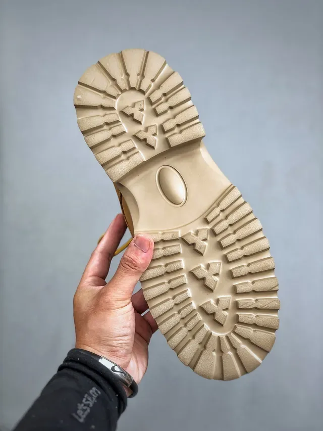 UGG बेज ब्राउन सूड उपर पैडेड कॉलर वर्क बूट 7