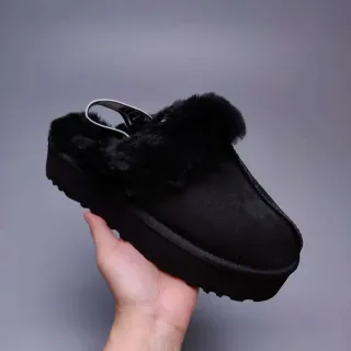 UGG حذاء كاجوال أسود مع منصة أسود وحاشية شيرلينج فروي