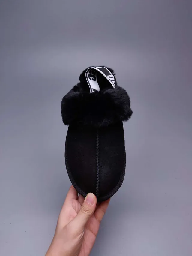 UGG حذاء كاجوال أسود مع منصة أسود وحاشية شيرلينج فروي 3