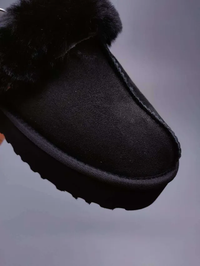 UGG حذاء كاجوال أسود مع منصة أسود وحاشية شيرلينج فروي 9