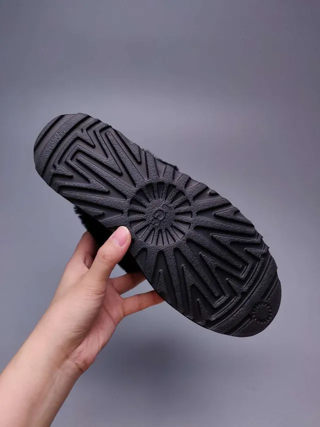 UGG حذاء كاجوال أسود مع منصة أسود وحاشية شيرلينج فروي 10