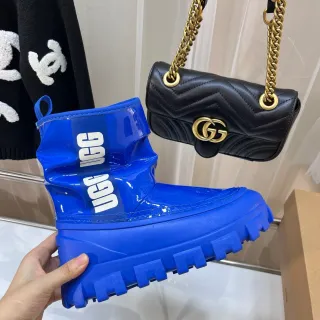 UGG নীল সাদা গ্লসি প্যাটেন্ট রাবার চাঙ্কি লাগ সোল স্নো বুট