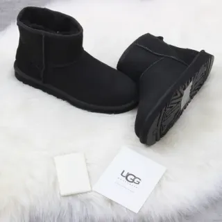 UGG Classic Mini Bottes de Neige en Daim Noir