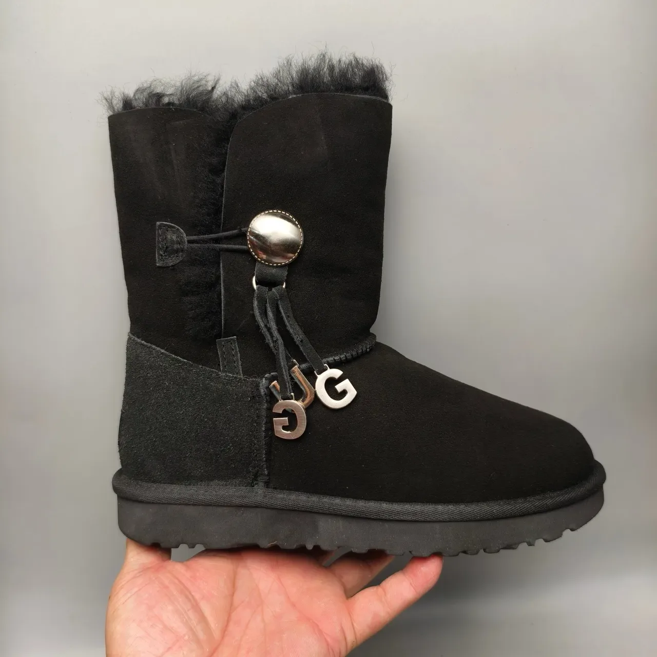 UGG Classic Short কালো সুয়েড শিয়ারলিং লাইন্ড টগল স্নো বুট 2