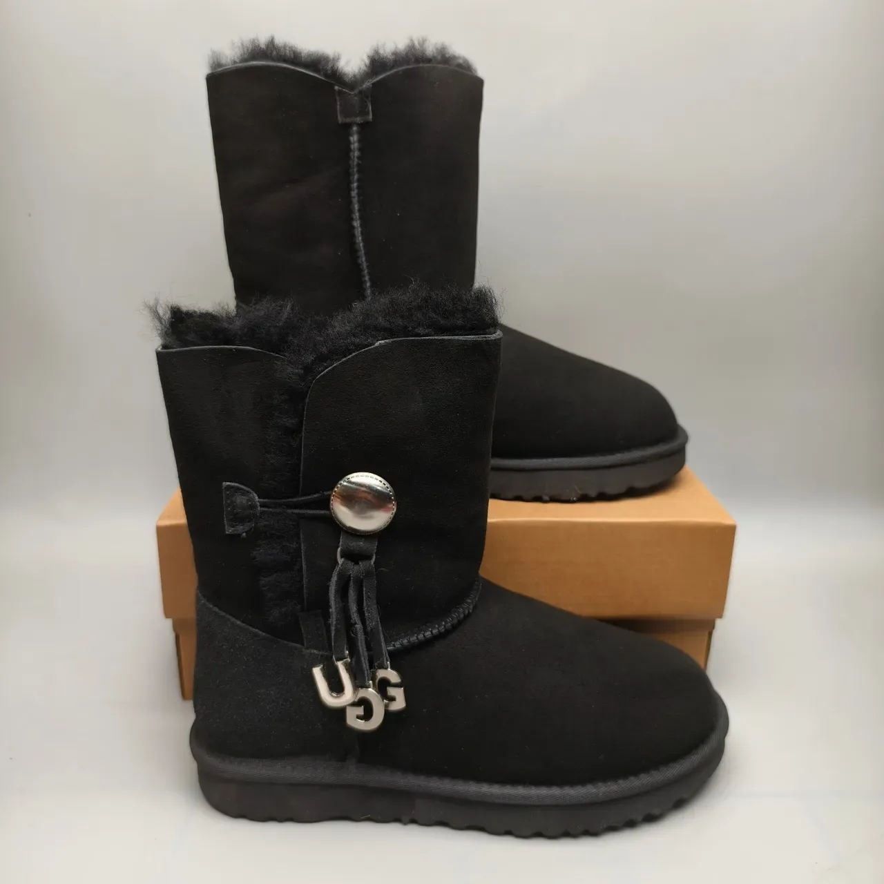 UGG Classic Short কালো সুয়েড শিয়ারলিং লাইন্ড টগল স্নো বুট 4