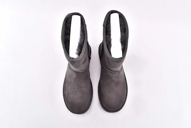 UGG Classic Short কার্বন গ্রে সুয়েড তুষার বুট 3