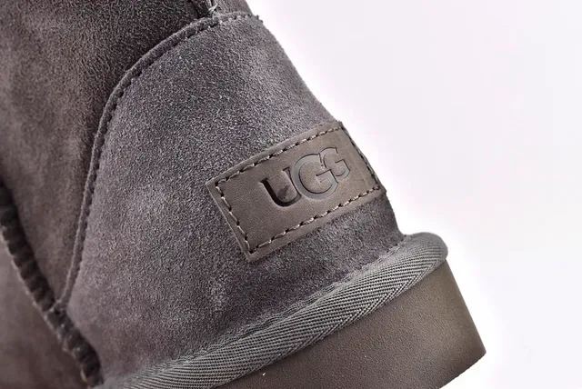 UGG Classic Short কার্বন গ্রে সুয়েড তুষার বুট 5