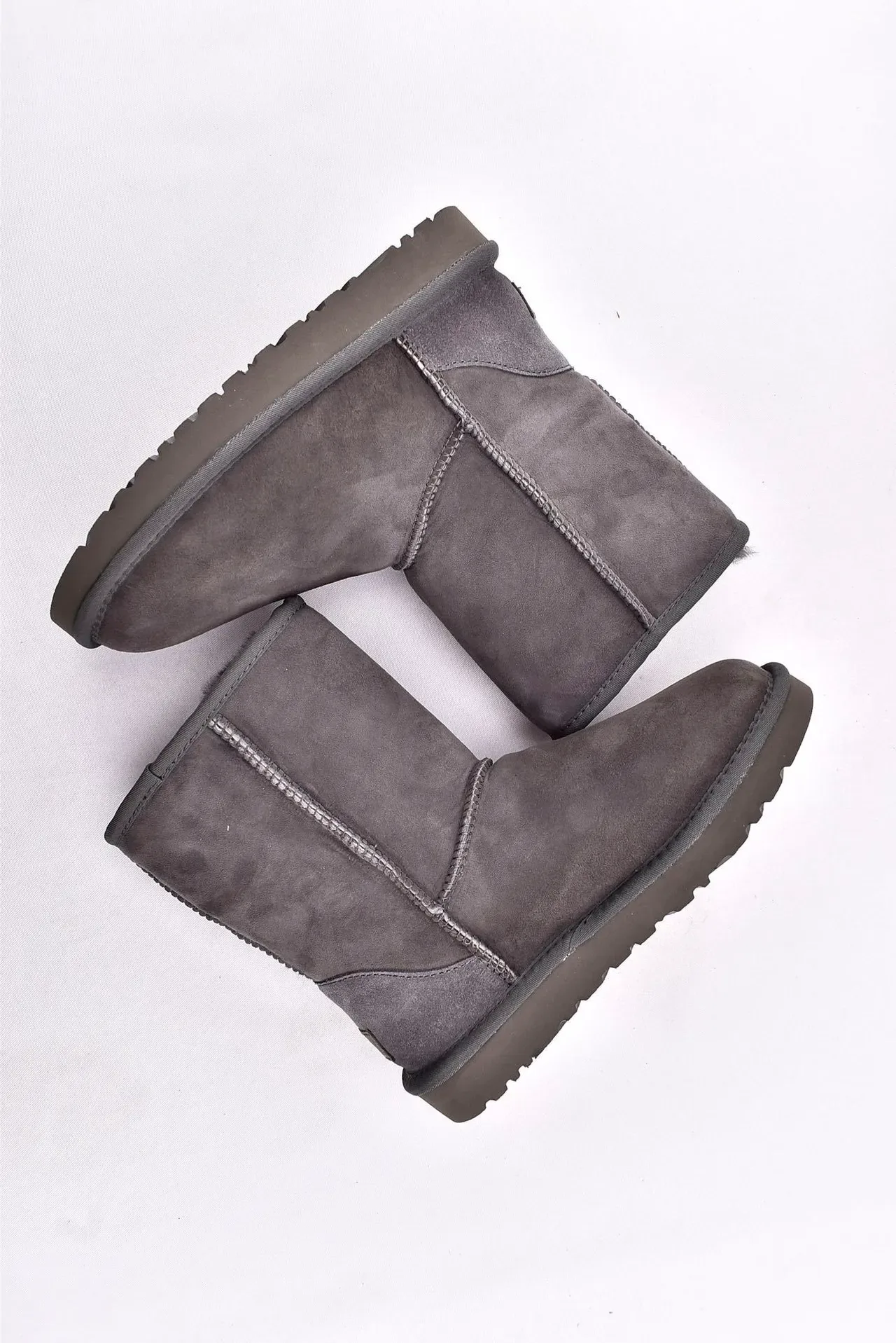 UGG Classic Short কার্বন গ্রে সুয়েড তুষার বুট 12