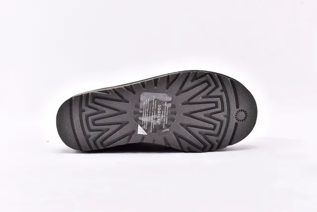 UGG Classic Short কার্বন গ্রে সুয়েড তুষার বুট 13