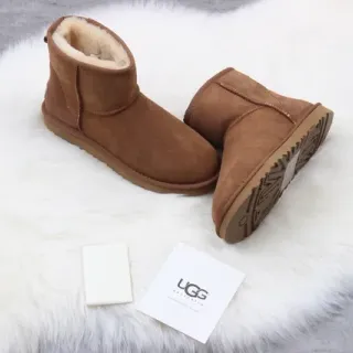 UGG Classic Short Bottes de Neige Cuir Daim Marron Forrées en Shearling