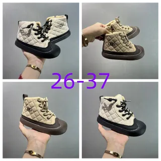 UGG Botas de nieve acolchadas con cordones