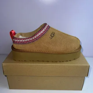 UGG تاسمان بيجي أحذية كاجوال علوية سويد أحمر مطرزة حافة