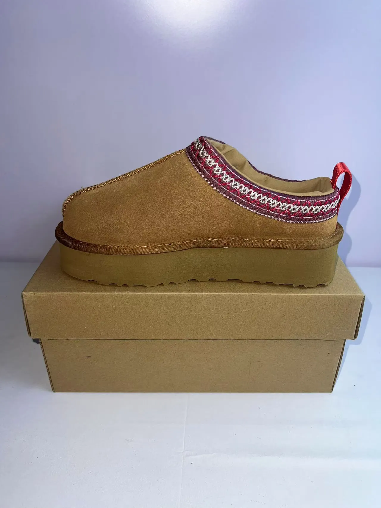 UGG Tasman Beige Zapatos casuales con parte superior de ante rojo, borde bordado 2