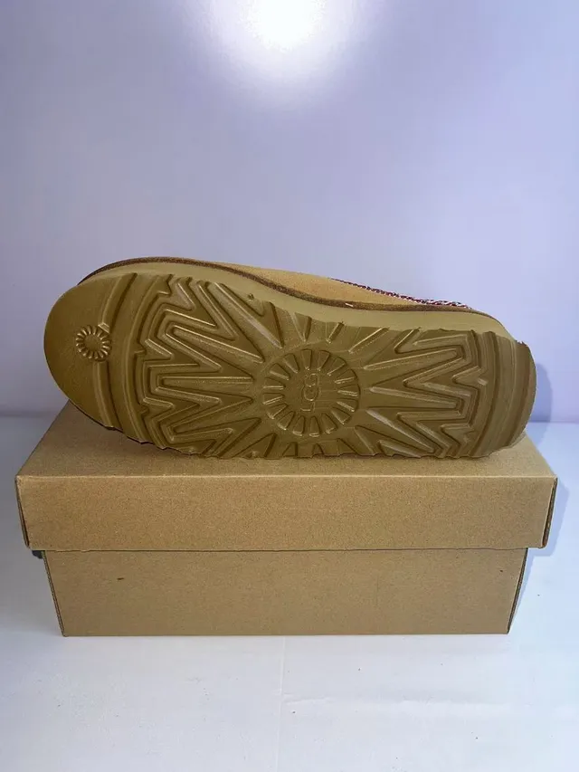 UGG Tasman Beige Zapatos casuales con parte superior de ante rojo, borde bordado 3