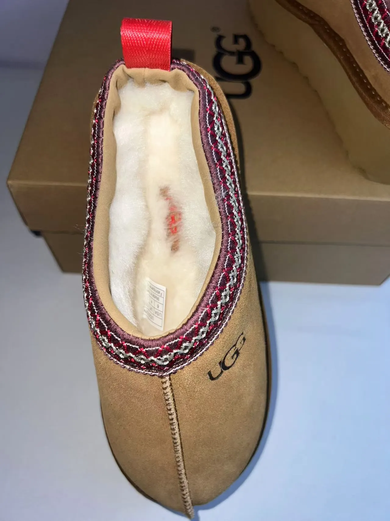 UGG Tasman Beige Zapatos casuales con parte superior de ante rojo, borde bordado 4