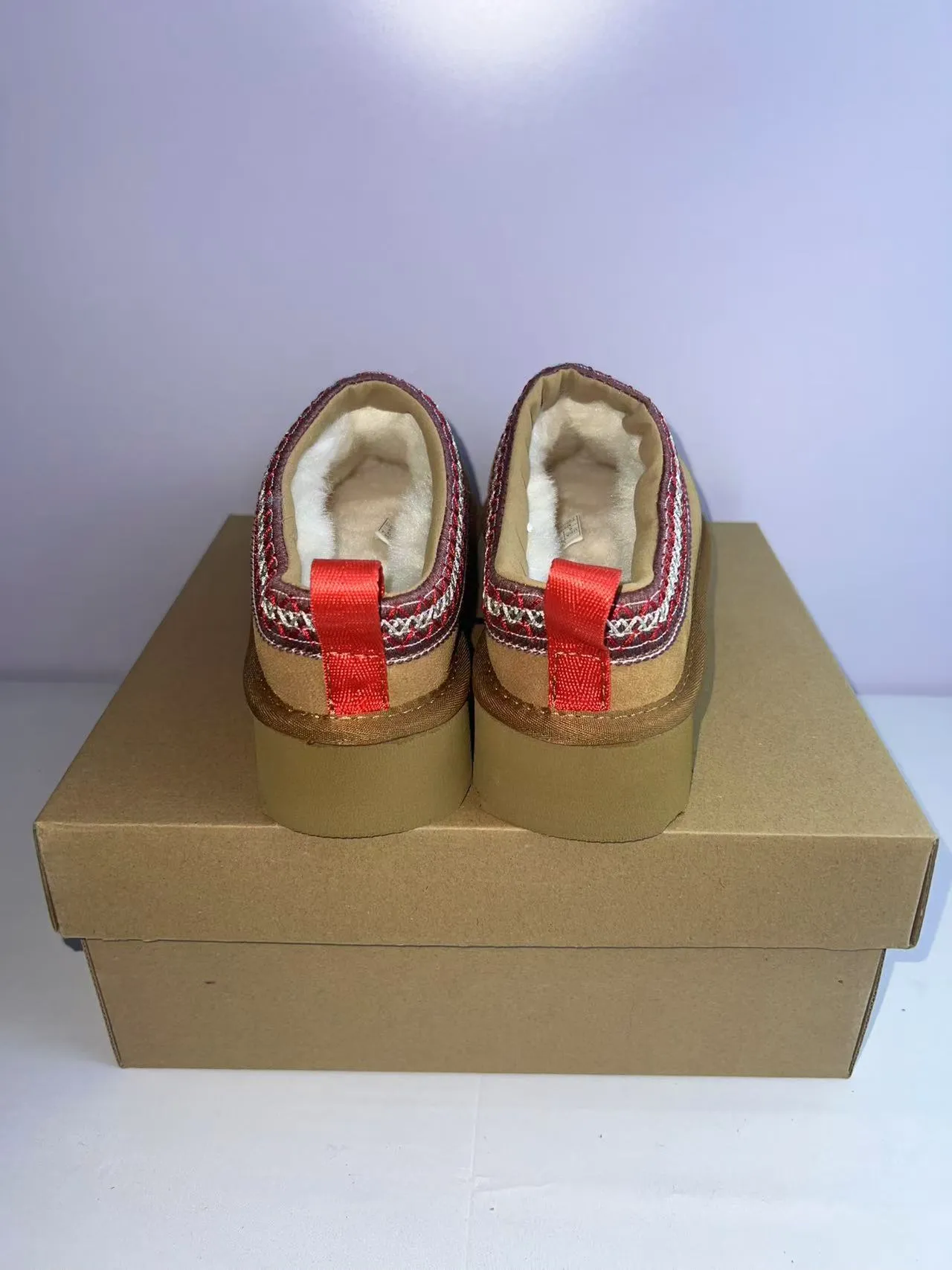 UGG Tasman Beige Zapatos casuales con parte superior de ante rojo, borde bordado 5