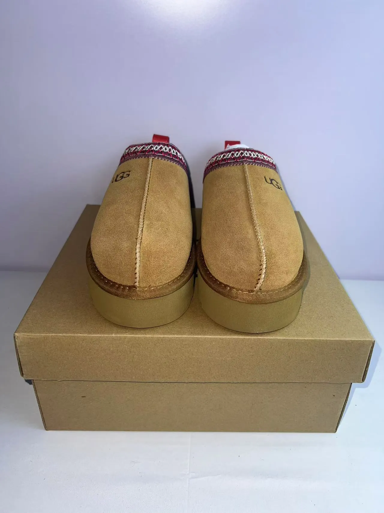 UGG Tasman Beige Zapatos casuales con parte superior de ante rojo, borde bordado 6