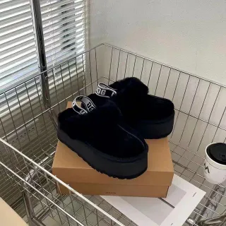 UGG Tasman काला शियरलिंग प्लेटफॉर्म स्लिपर्स