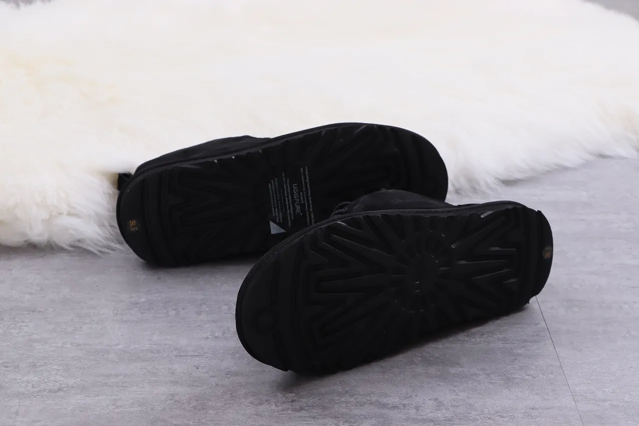 UGG Tasman Botas de tornozelo de camurça preta com forro de pele de carneiro e cadarço 3