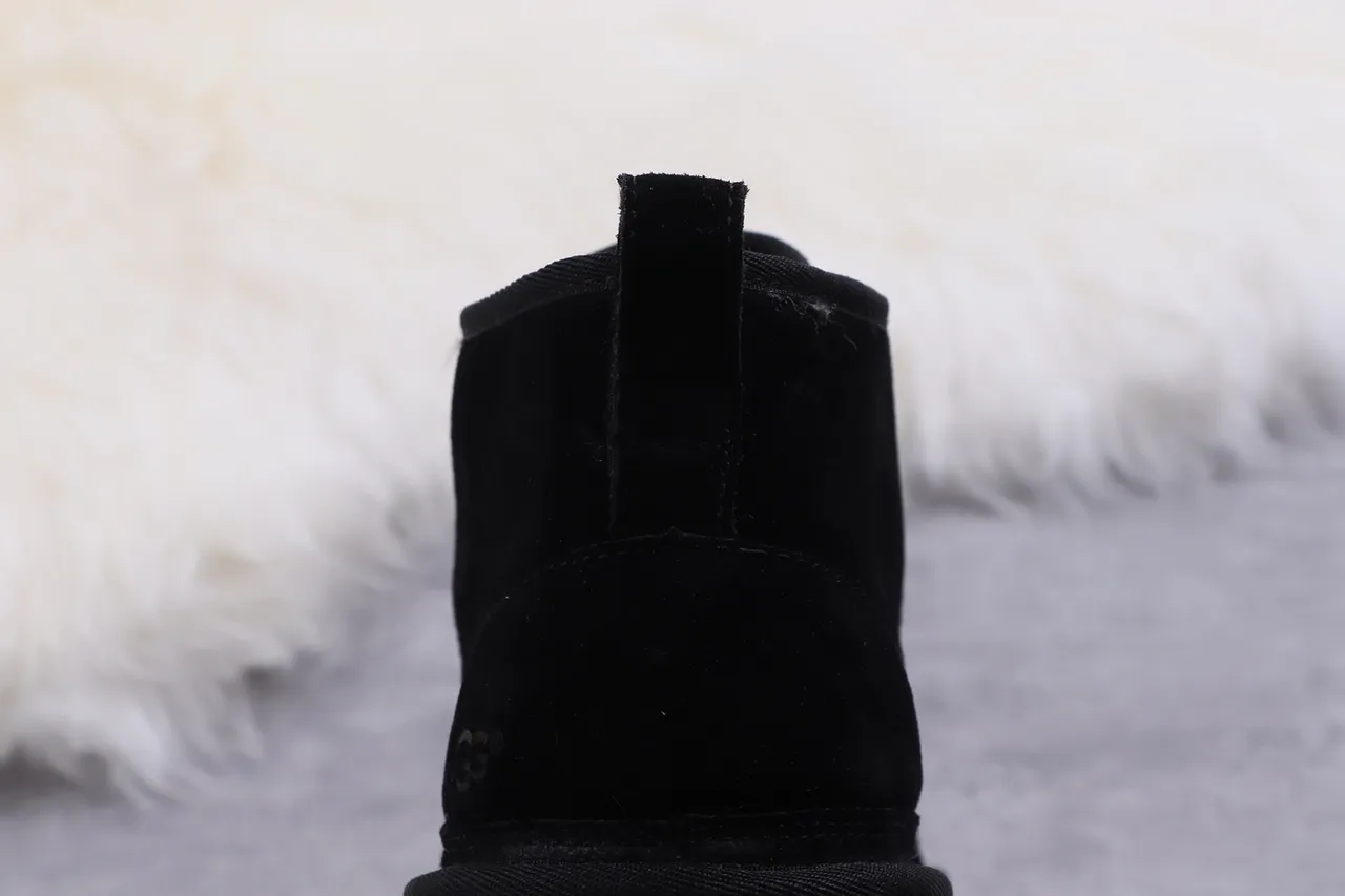 UGG Tasman Botas de tornozelo de camurça preta com forro de pele de carneiro e cadarço 6