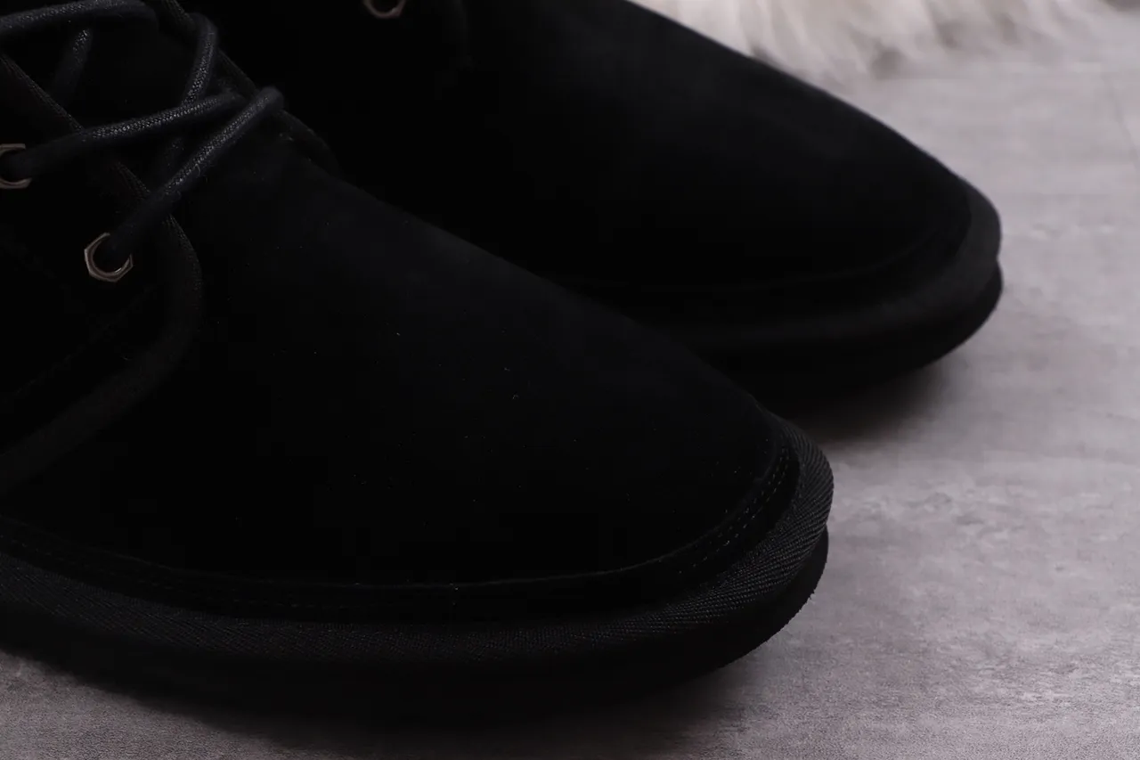 UGG Tasman Botas de tornozelo de camurça preta com forro de pele de carneiro e cadarço 10