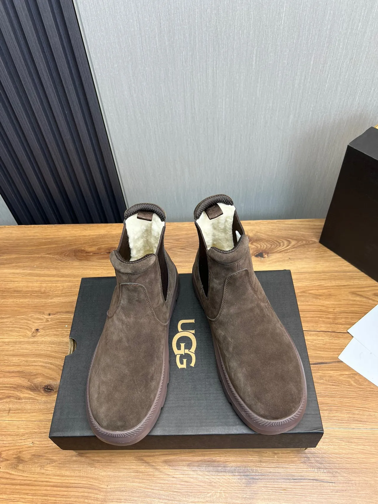 UGG टास्मन भूरा सूड चेलसी बूट्स 2