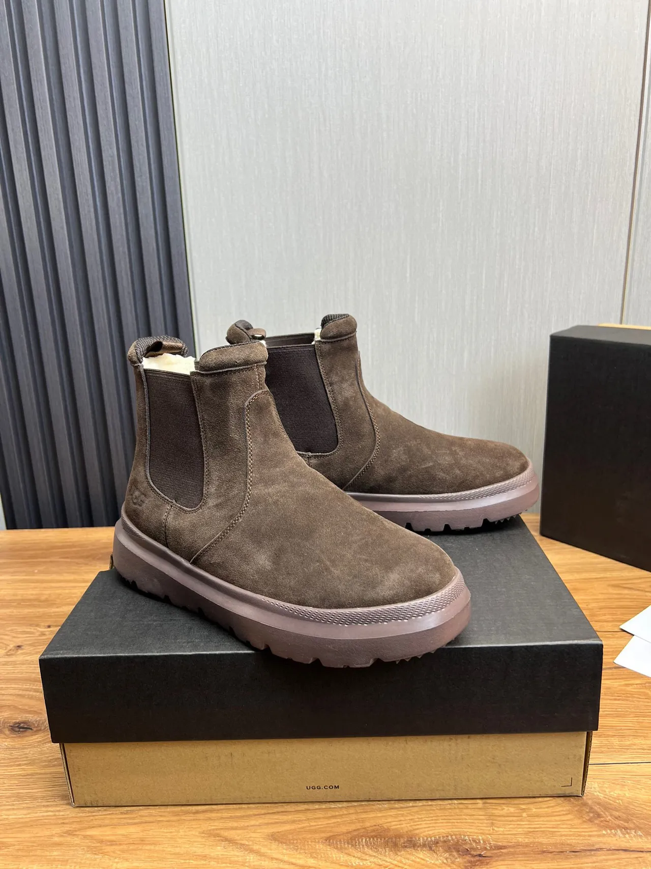 UGG टास्मन भूरा सूड चेलसी बूट्स 3