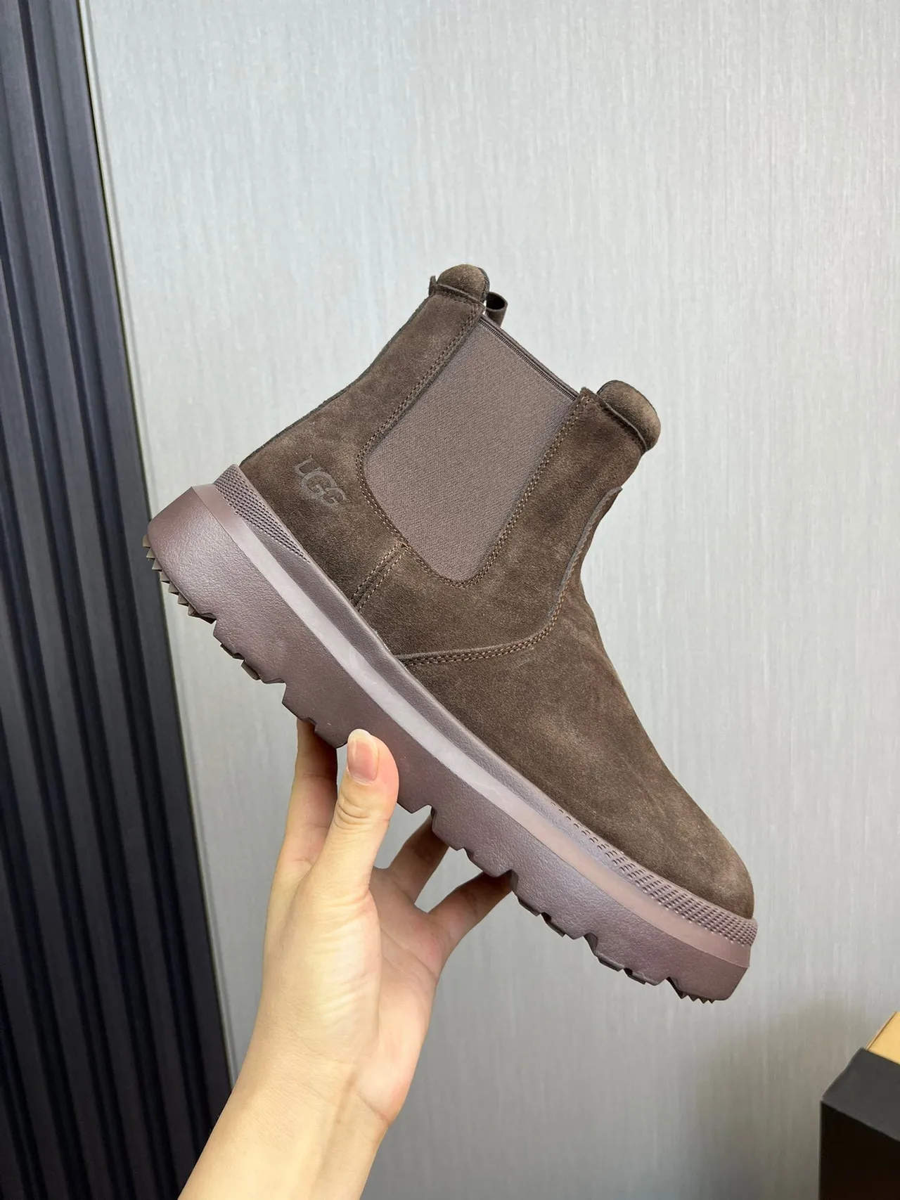 UGG टास्मन भूरा सूड चेलसी बूट्स 4