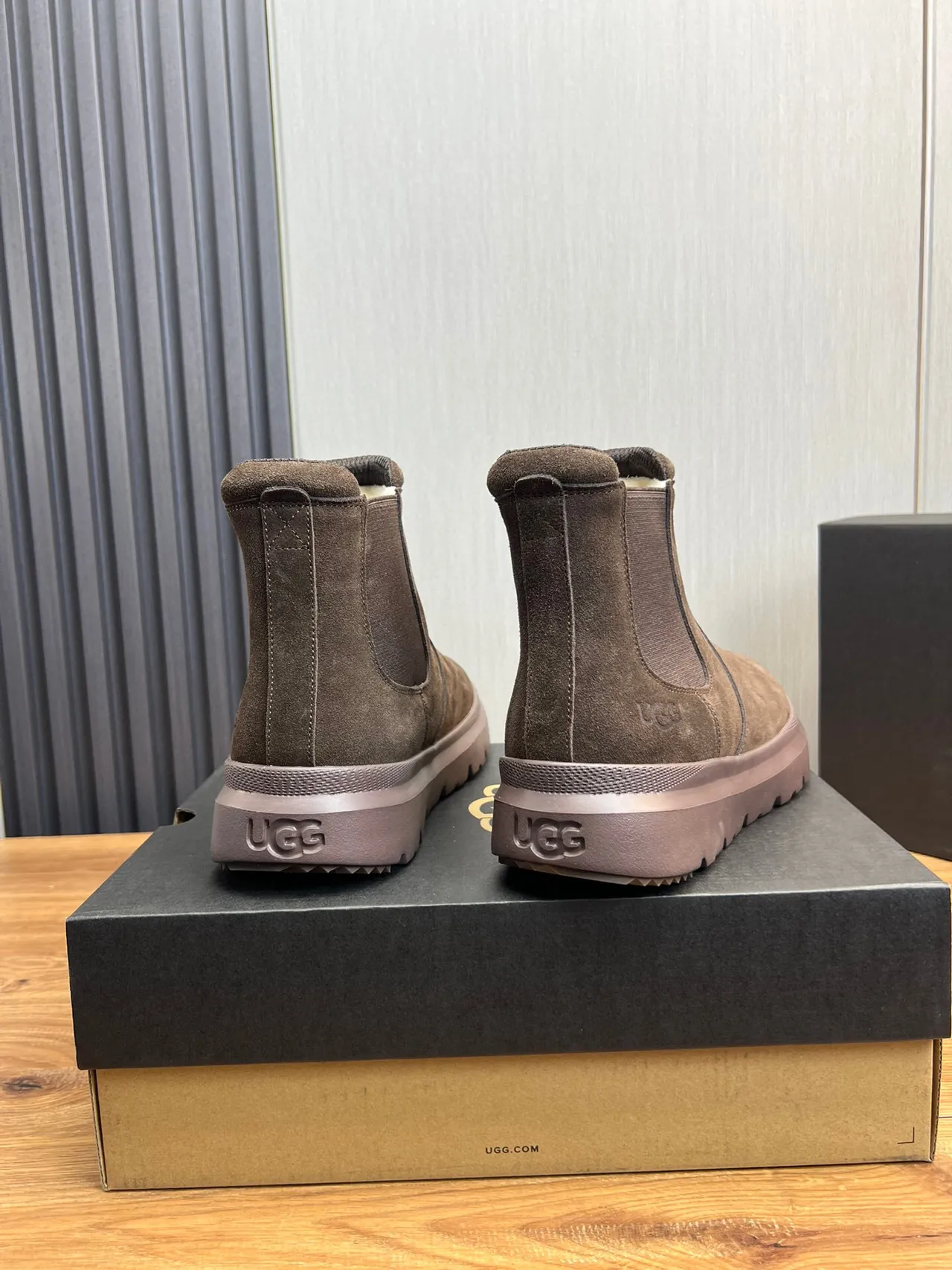 UGG टास्मन भूरा सूड चेलसी बूट्स 5