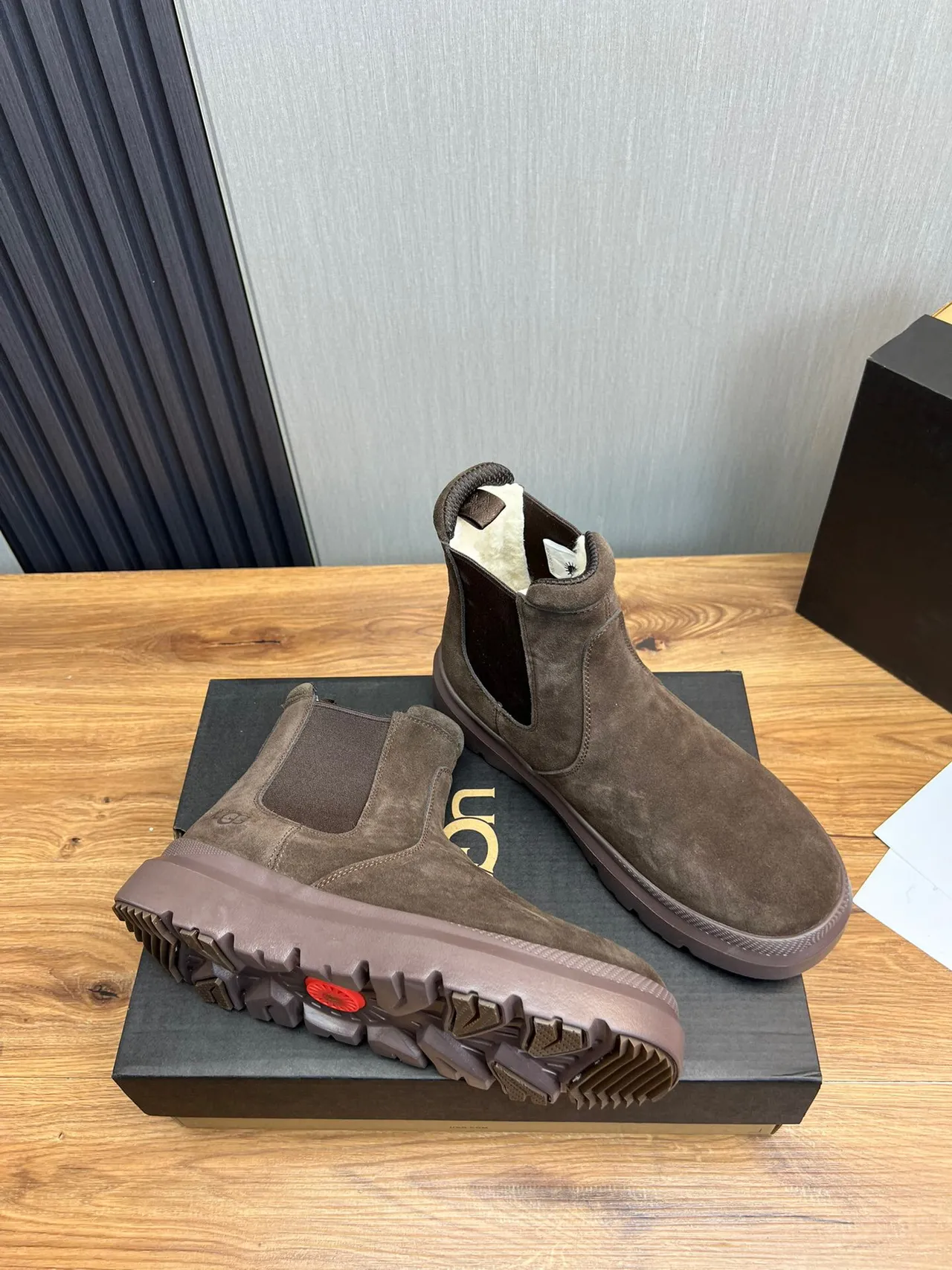 UGG टास्मन भूरा सूड चेलसी बूट्स 6