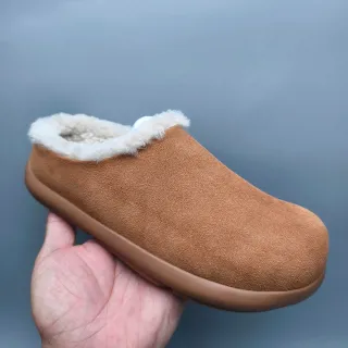 UGG TASMAN حذاء منزلي بني سويدي مع لينينج شيرلينج