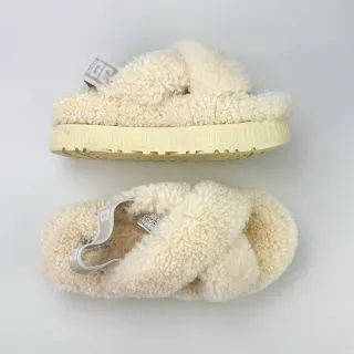Pantufas UGG Tasman de shearling creme com tira cruzada