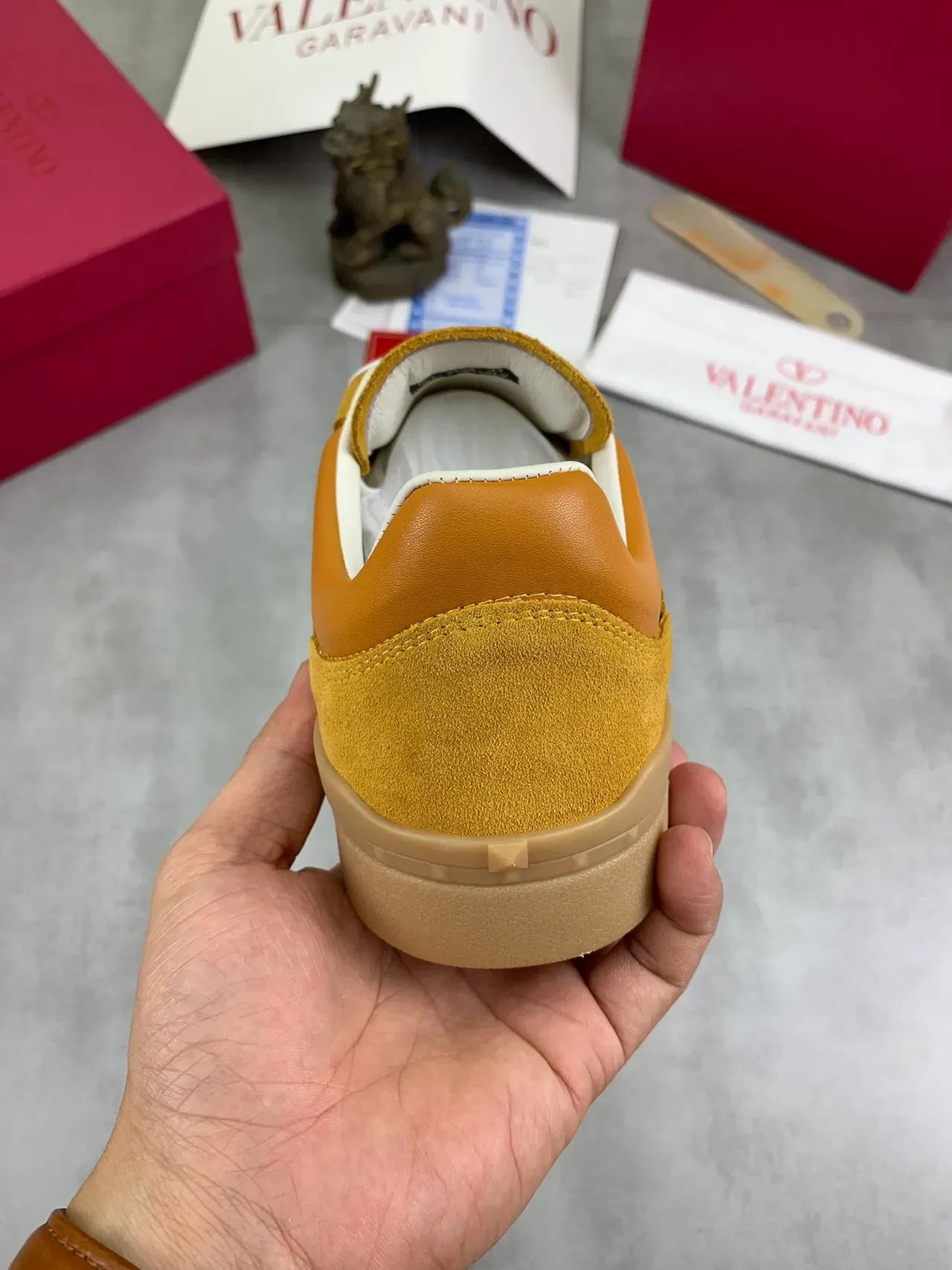 Valentino Beige Noir Daim Supérieur Lacets Blancs Sneakers Lifestyle 4