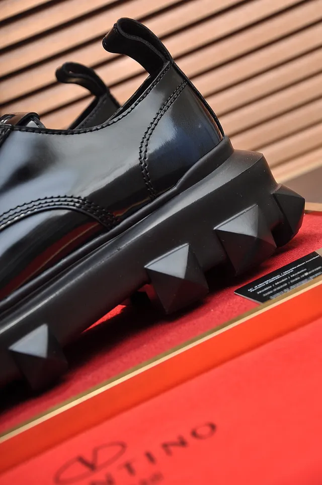Valentino Noir cuir verni brillant semelle chunky à crampons chaussures Oxford 2