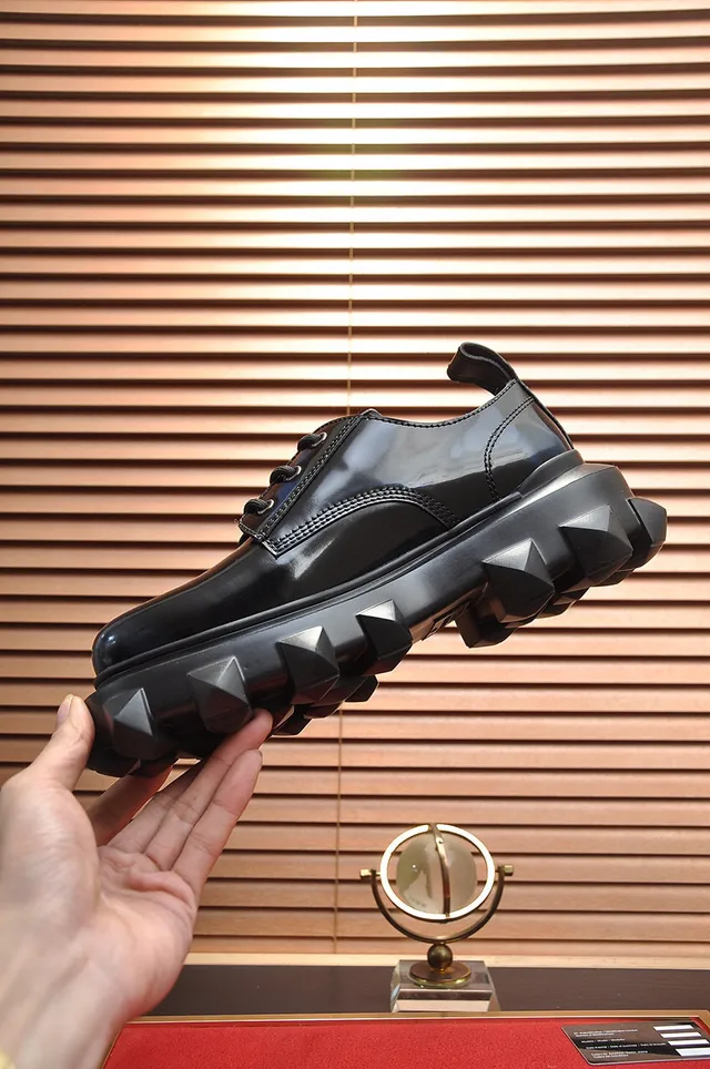 Valentino Noir cuir verni brillant semelle chunky à crampons chaussures Oxford 6